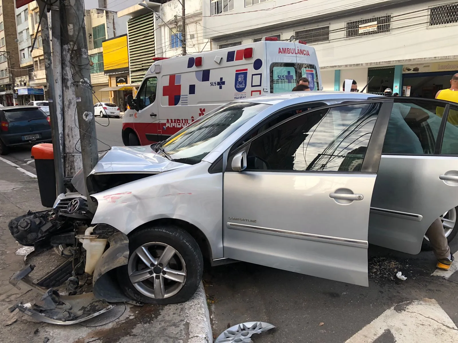 VÍDEO | Carro bate em poste após ser "fechado" por táxi no Centro de Vitória