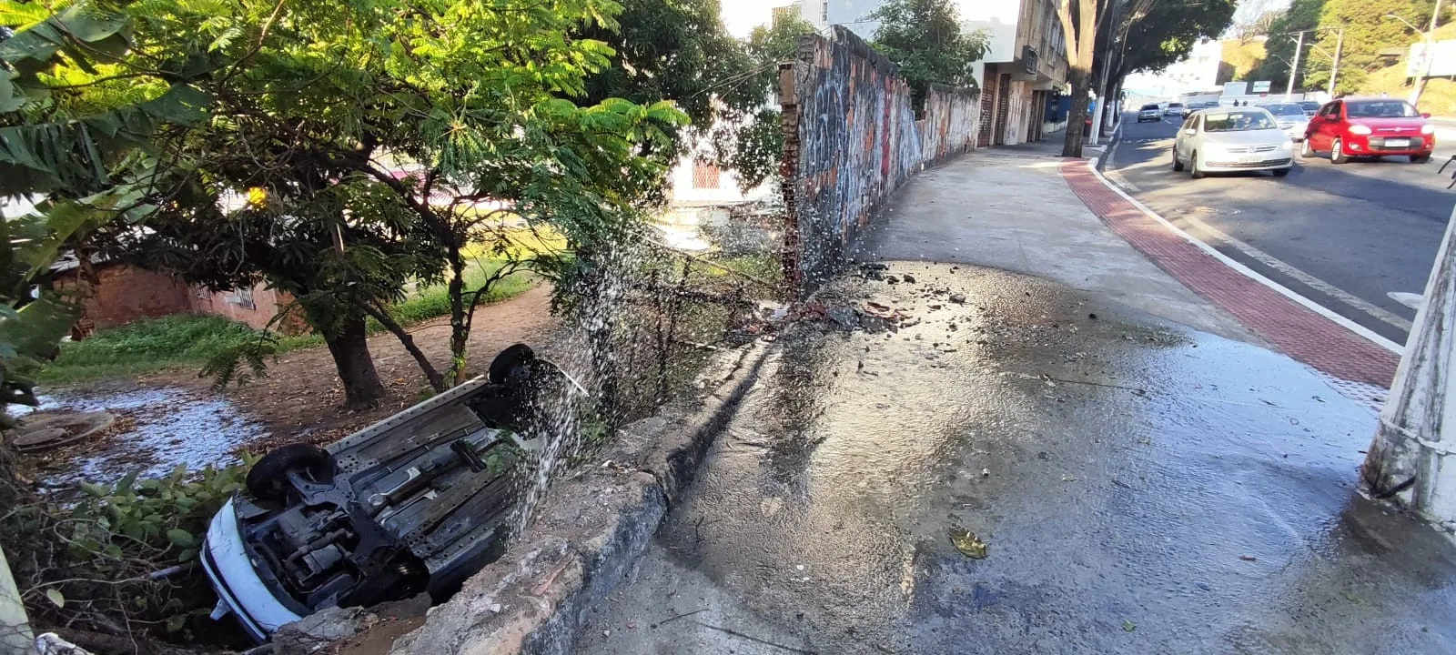 Carro cai de barranco de 4 metros na Curva do Saldanha em Vitória