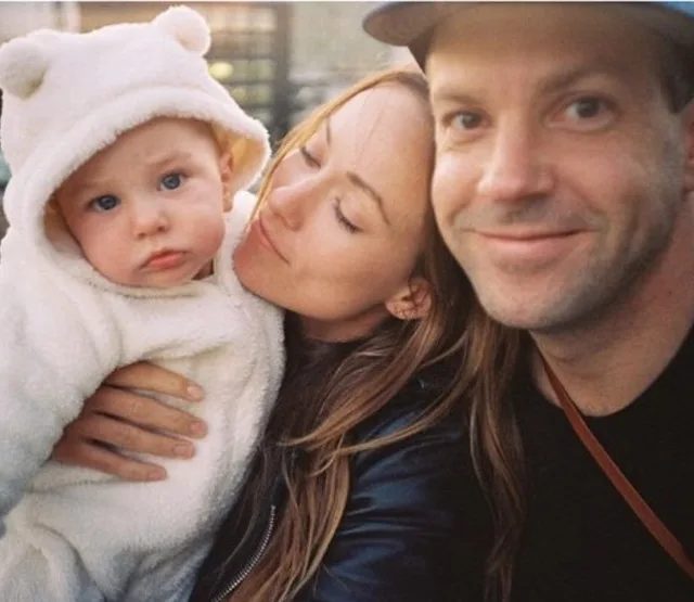 Olivia Wilde veste o filho de urso mesmo contra a vontade dele