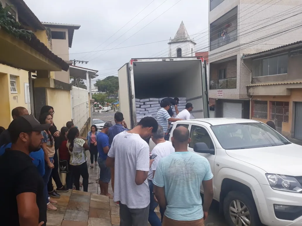 Cinco toneladas de pescado são distribuídas às famílias carentes de Itapemirim