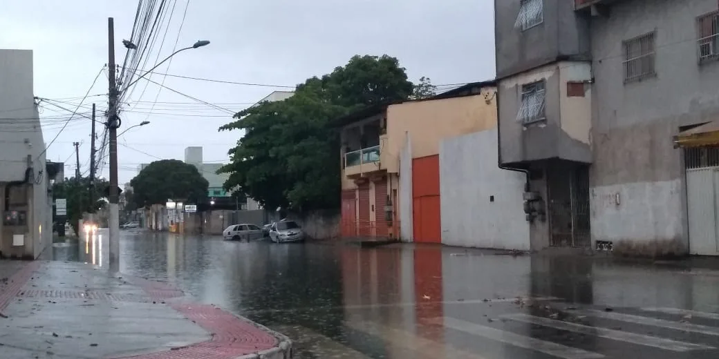 Atenção! Chuva provoca alagamentos na Grande Vitória nesta quarta-feira