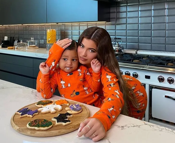 Kylie Jenner faz cookies com Stormi e fãs elogiam: 'Criança mais educada da família Kardashian'