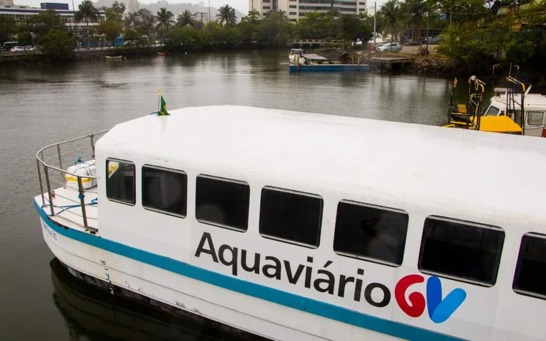 Primeira barca do aquaviário passa por testes na baía de Vitória