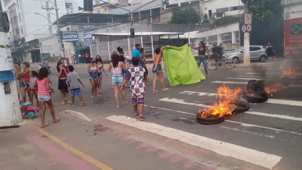 VÍDEO | Moradores colocam fogo em pneus e fecham avenida Carlos Lindenberg