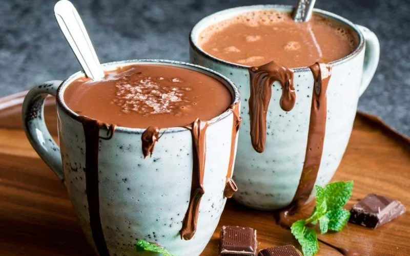 Receita de chocolate quente cremoso promete aquecer os dias frios de inverno