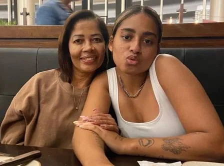 Mãe festeja MC Loma grávida após pai do filho surgir: "Vovó ama"