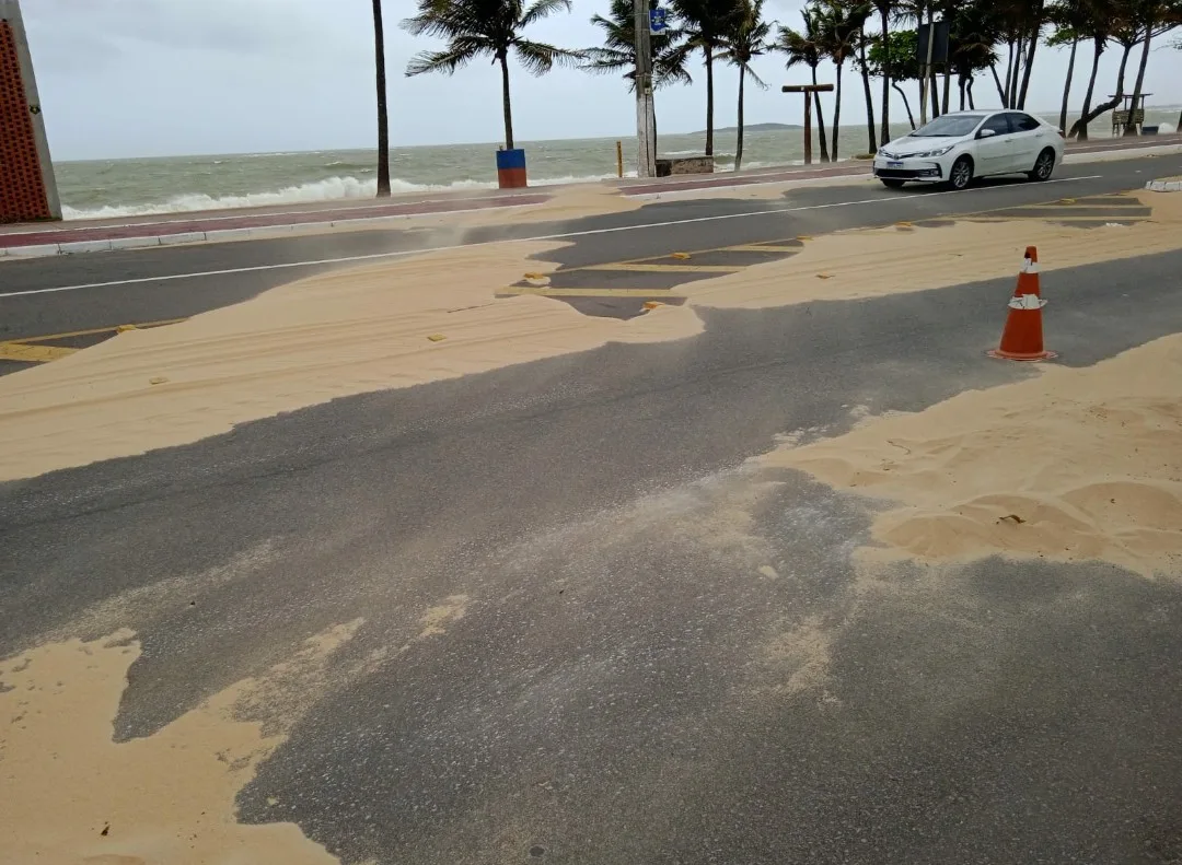 Ventania leva areia da praia para avenida da orla de Vila Velha