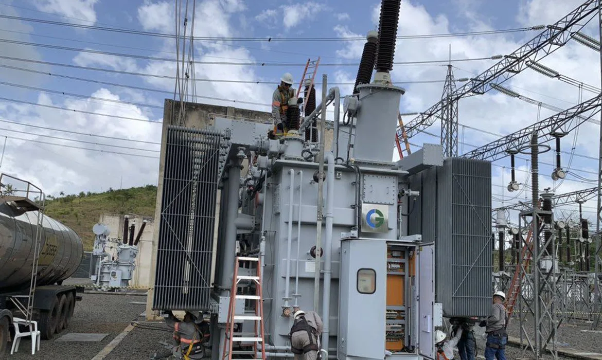 o Ministro de Minas e Energia, Bento Albuquerque, realizou uma visita técnica à subestação de Laranjal do Jari, no interior do Amapá, da empresa Linhas Macapá de Transporte e Energia, a fim de acompanhar as ações de restabelecimento total da energia no estado.