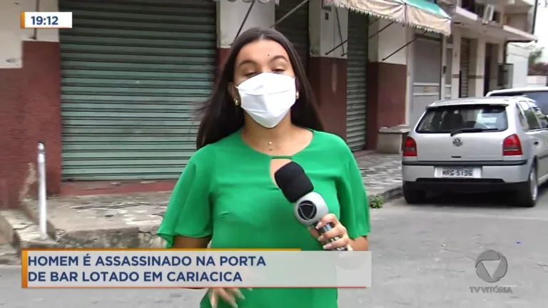 Bandido executa homem dentro de bar lotado e câmeras flagram o crime