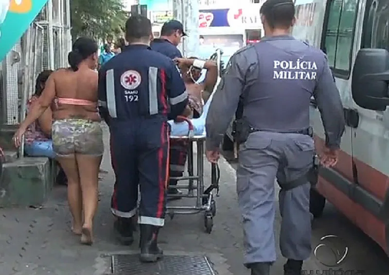 Pacientes colocados para fora de posto de saúde para atendimento de baleados em Vila Velha