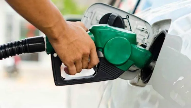 Ano começa com preço da gasolina a R$ 6,82 nos postos; etanol fica em R$ 5,75