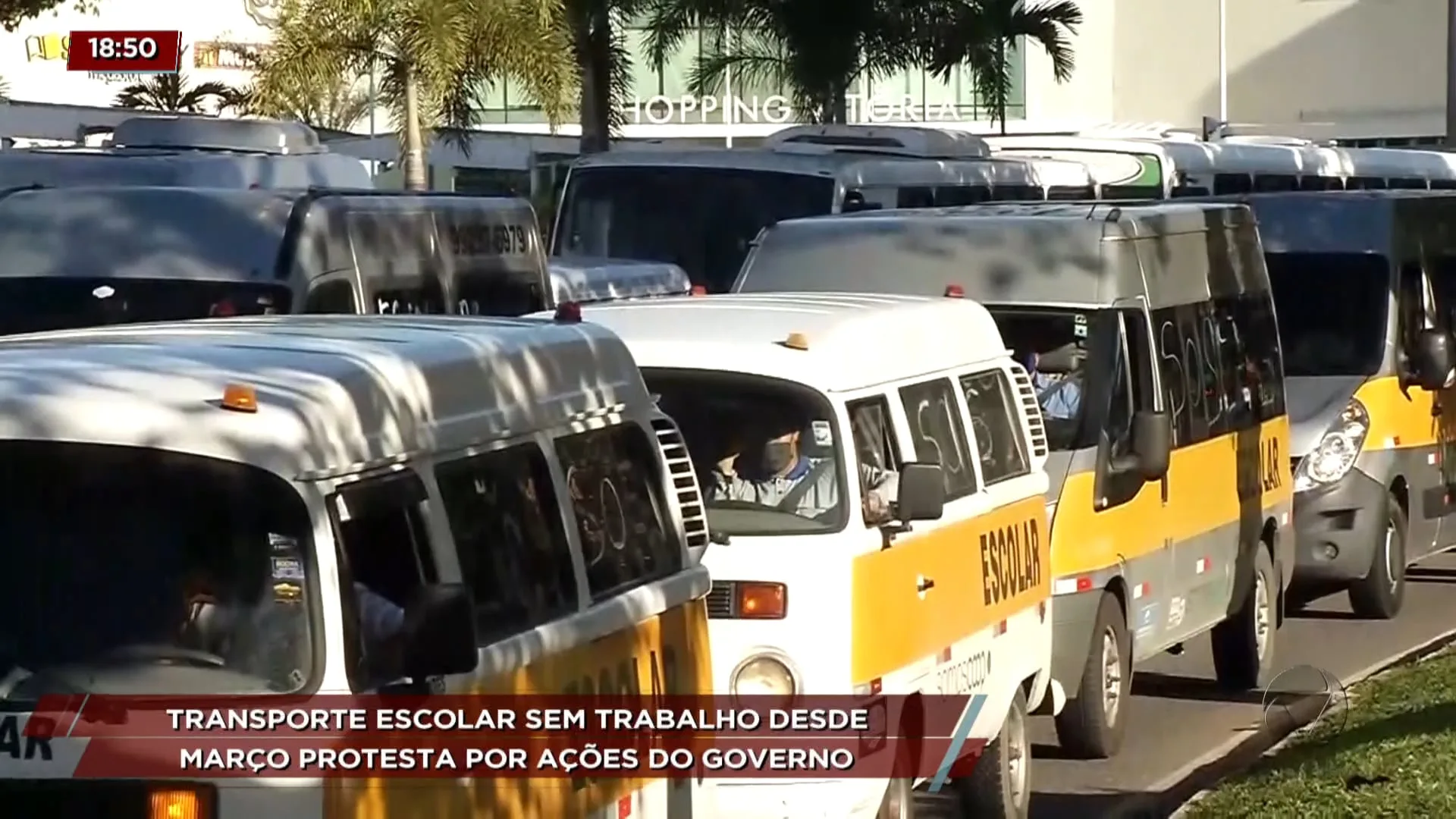 Trabalhadores de transporte escolar estão parados desde março e fazem protesto