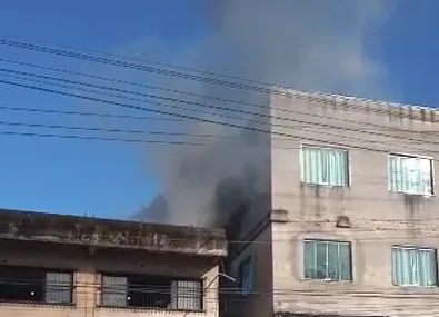 VÍDEO | Apartamento pega fogo em Cariacica