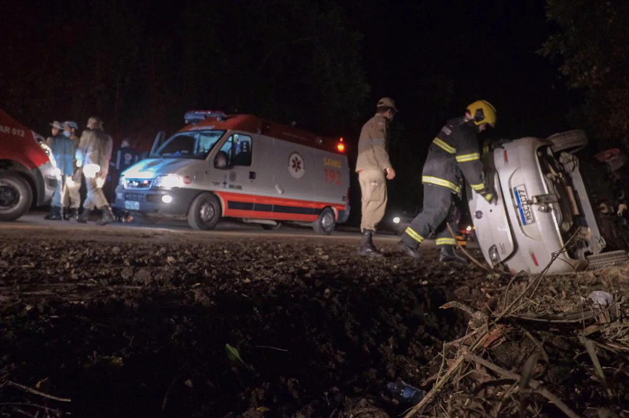 Carro capota e provoca congestionamento na BR-262 em Marechal Floriano