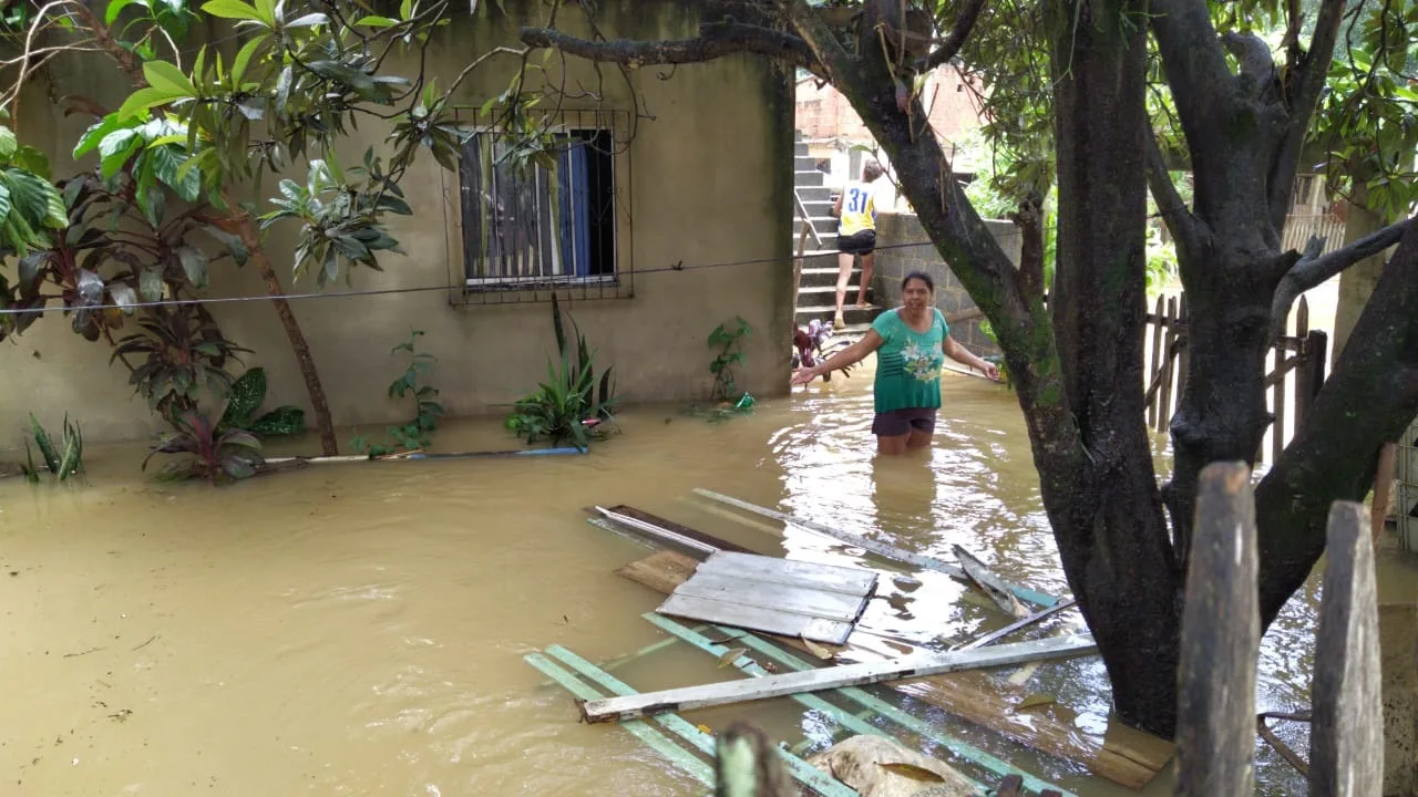 Rio Formate transborda e bairro de Cariacica fica completamente debaixo d'água