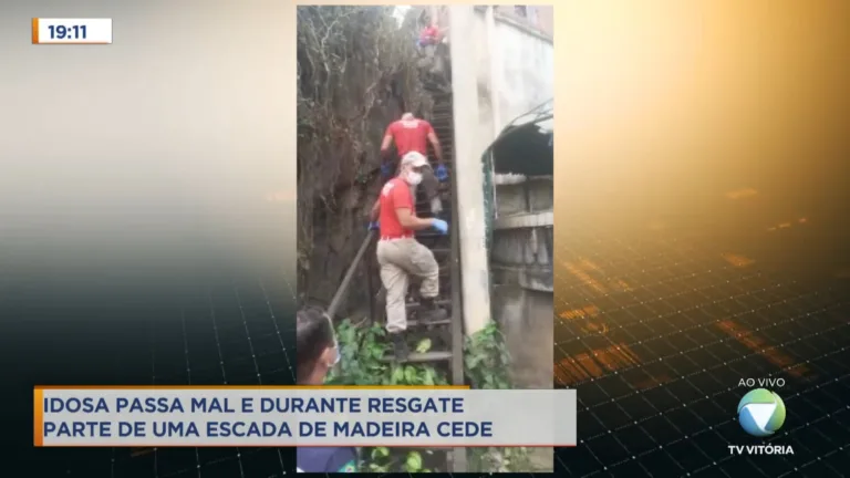 Bombeiros quase caem de escada ao resgatar idosa acamada em Cariacica