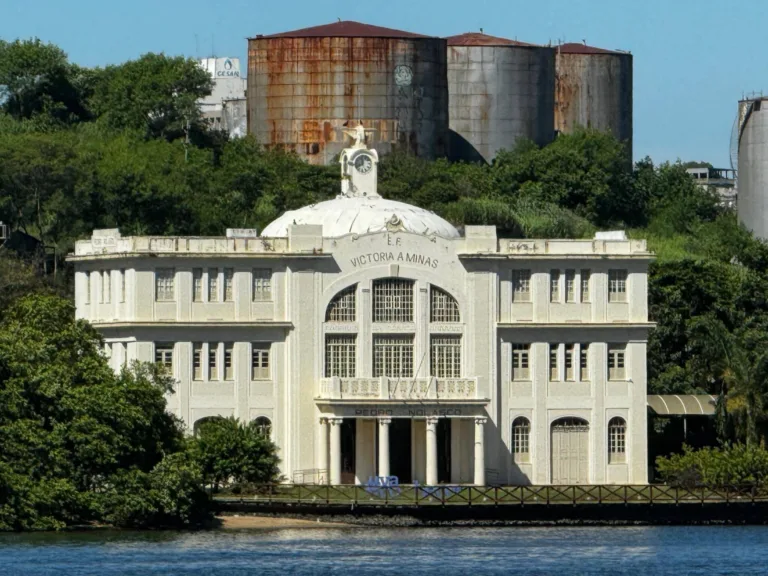 O Museu Vale, em Vila Velha, visto do mar do canal do Porto de Vitória (Foto: Pedro Permuy)