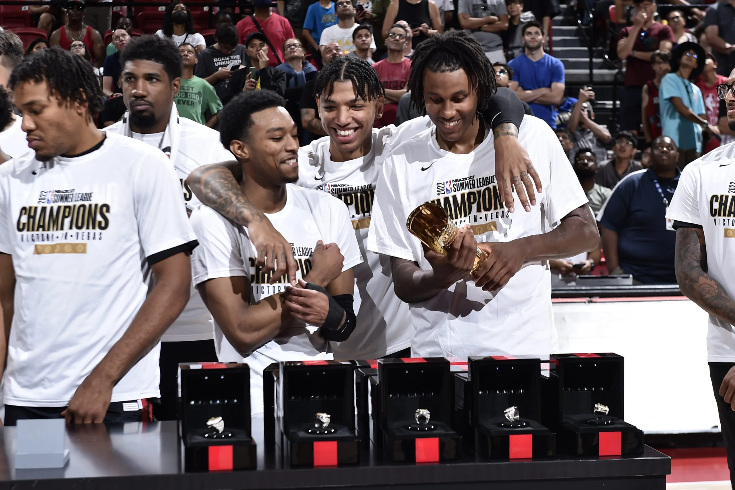 LAS VEGAS, NV – JULY 17: Brandon Williams #8, Didi Louzada #35, and Jabari Walker #34 of the Portland Trail Blazers admire the 2022 Summer League championship trophy after the game against the New York Knicks during the 2022 Las Vegas Summer League on July 17, 2022 at the Thomas & Mack Center in Las […]