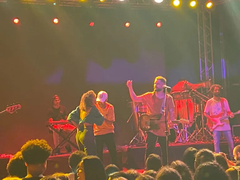VÍDEO | Show do Maneva em Vitória tem pedido de casamento