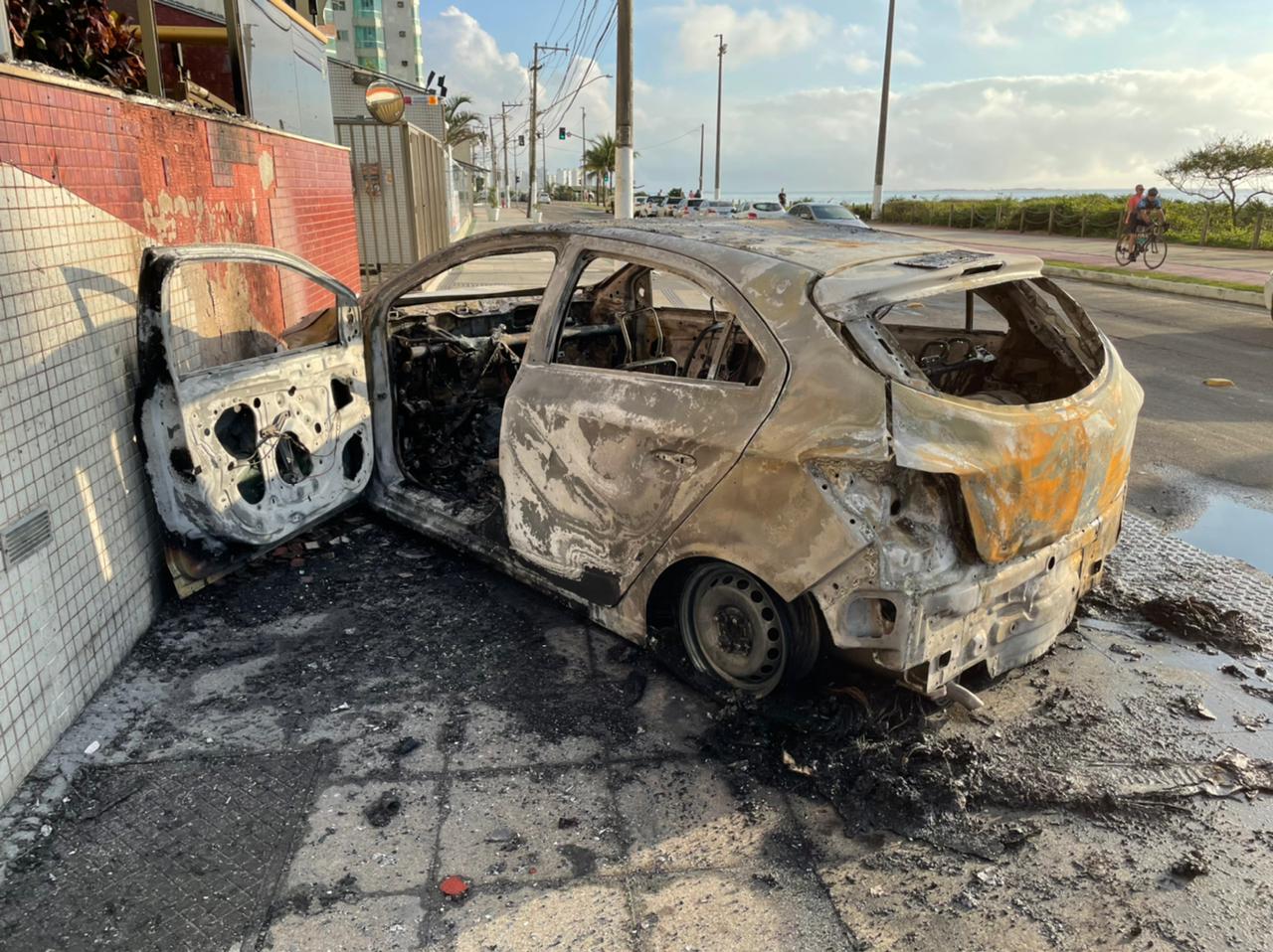 VÍDEO | Dois carros pegam fogo em menos de 6 horas em Vila Velha