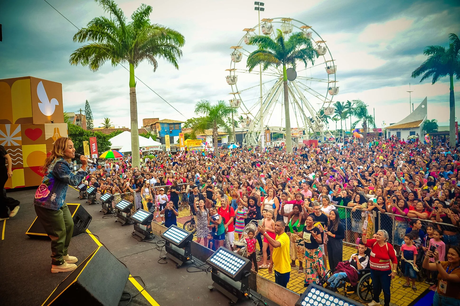 Fotos: estrelas do Viradão Gospel posam com fãs em mega show com multidão na Serra