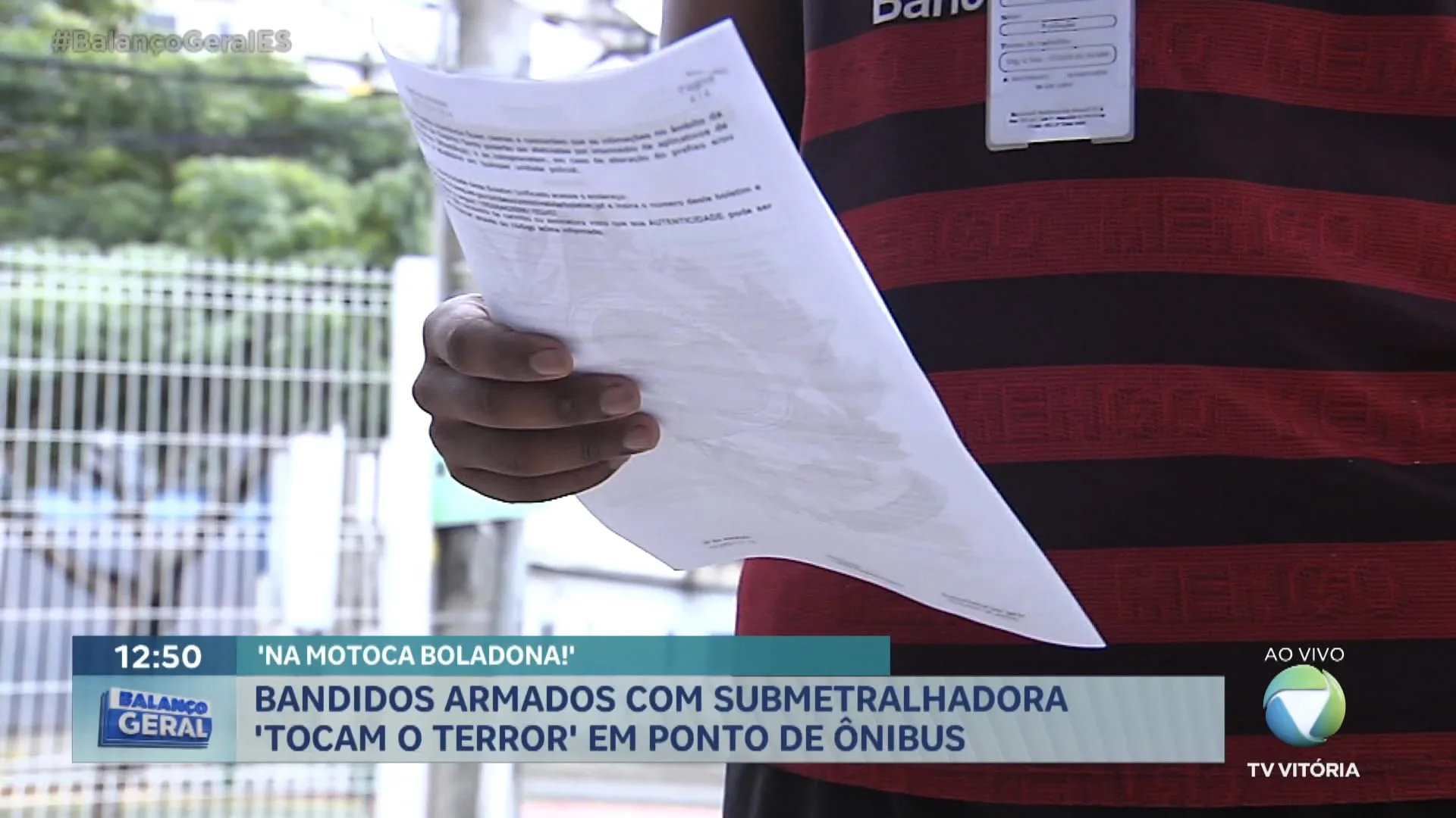 Bandidos armados com submetralhadora 'tocam o terror' em ponto de ônibus