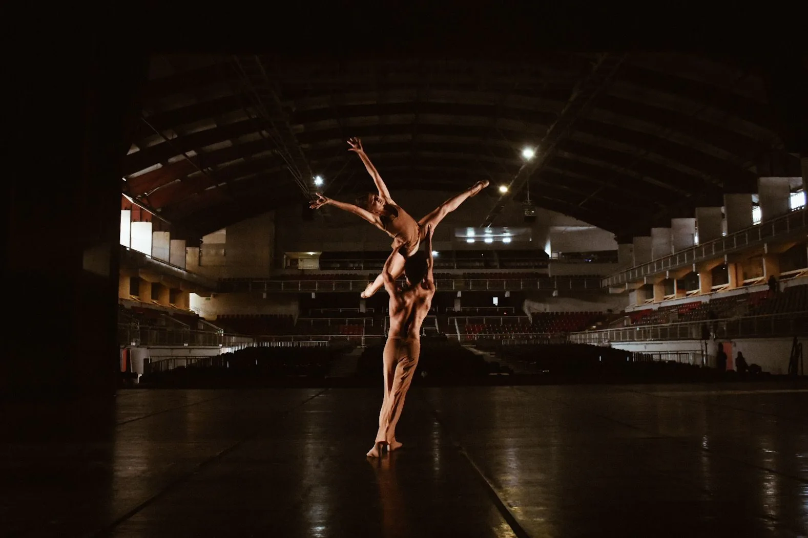 Bailarinos do ES ganham prêmio de 1º lugar no maior festival de dança do mundo