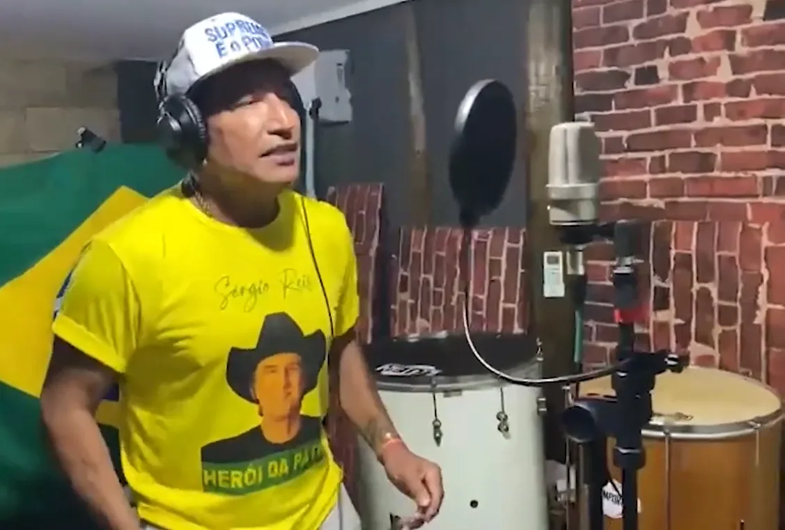 Magno Malta grava clipe para o 7 de setembro vestindo camisa de Sérgio Reis