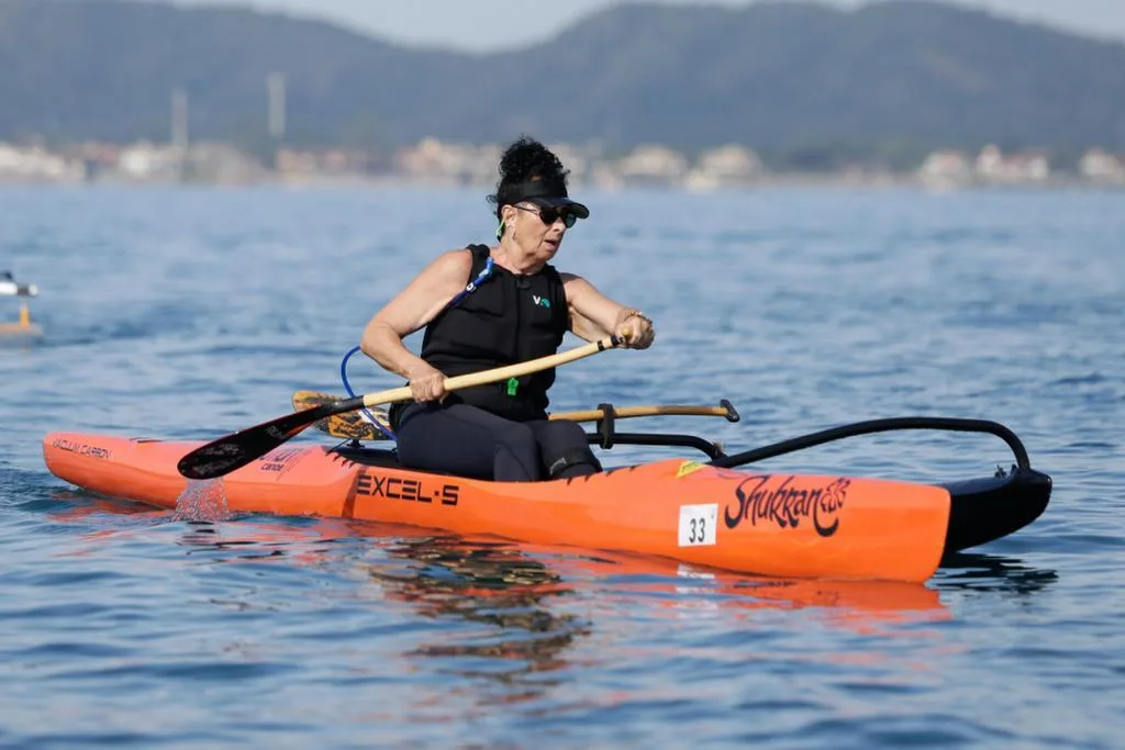 Dona Simone, aos 71 anos, dá show de disposição na canoa havaiana