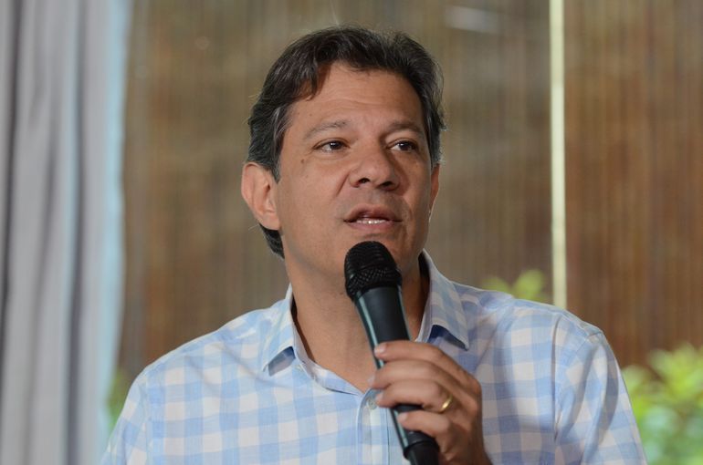 O candidato a presidência da República, Fernando Haddad fala com a imprensa após reunião com a chefe da missão de observação eleitoral da OEA, Laura Chinchilla, no hotel Matsubara.