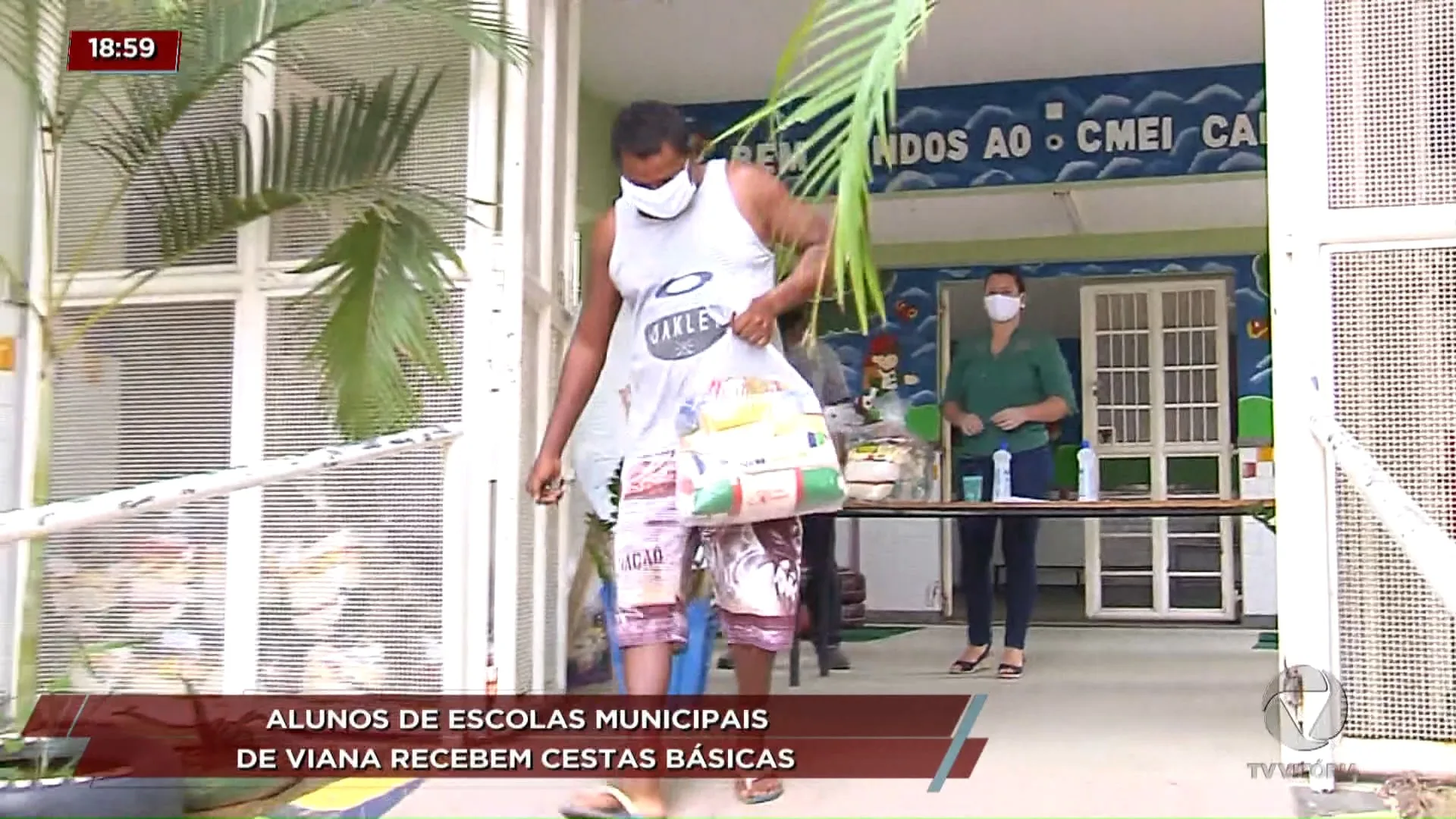 Alunos de escolas municipais de Viana recebem cestas básicas