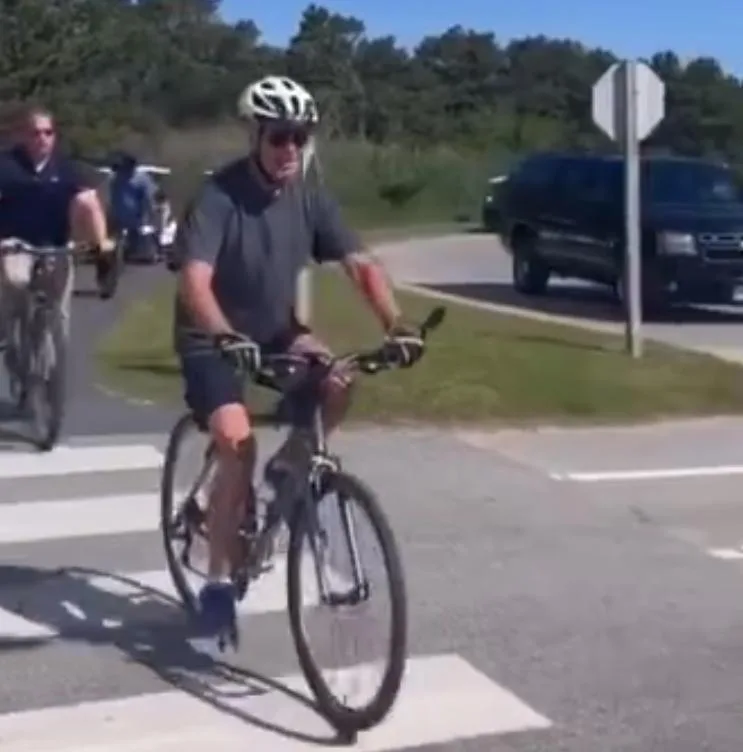 Joe Biden cai durante passeio de bicicleta em Delaware, nos EUA