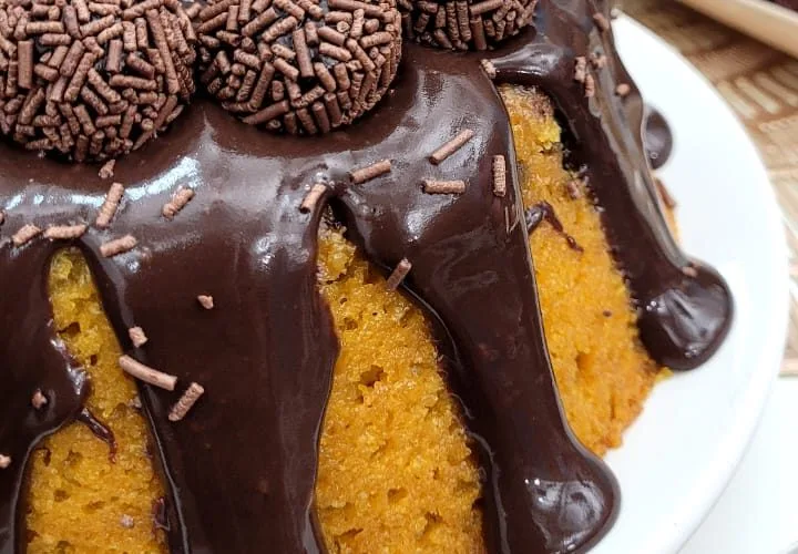 Aprenda a fazer um bolo de cenoura com chocolate para o café da tarde