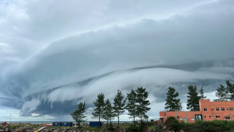 VÍDEO | Nuvem diferente que causa chuva e ventos fortes assusta moradores no ES