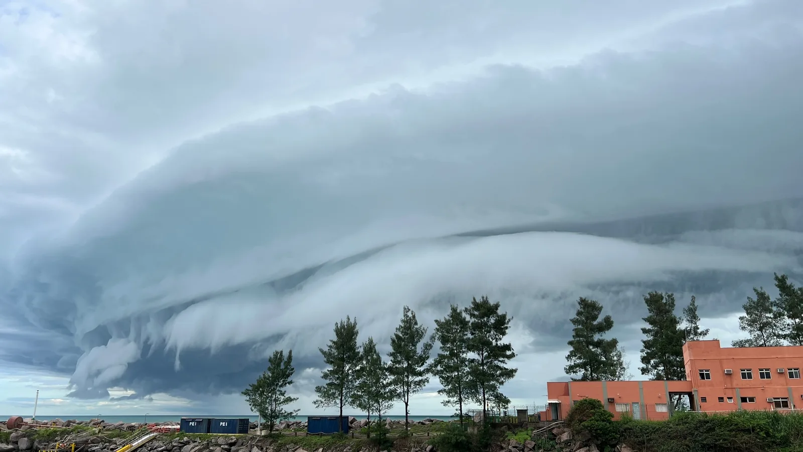 VÍDEO | Nuvem diferente que causa chuva e ventos fortes assusta moradores no ES