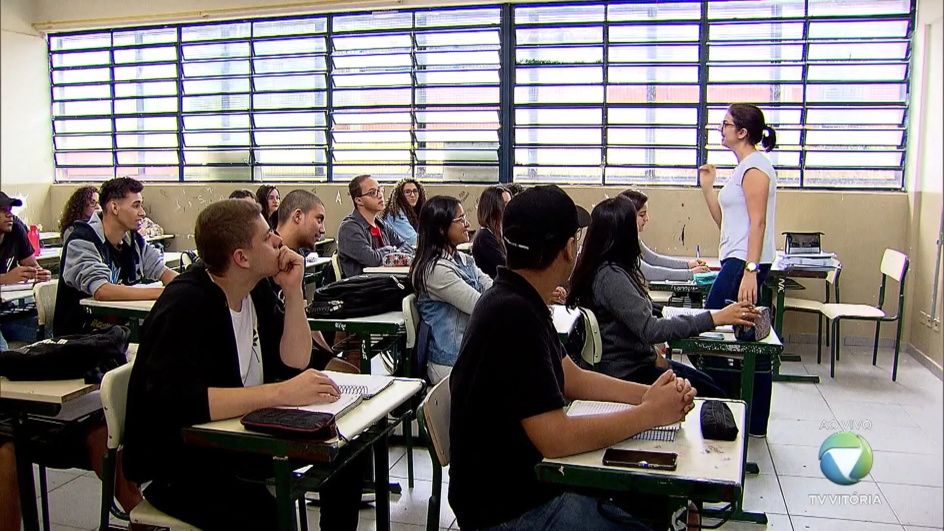 ESTUDANTES DE BAIXA RENDA VÃO RECEBER UMA AJUDA EM DINHEIRO PARA PERMANECEREM NA ESCOLA.