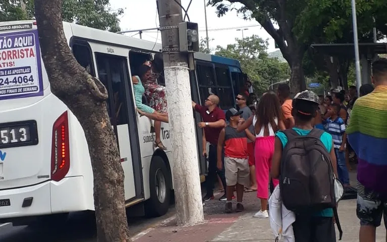 Confusão no Transcol vira caso de polícia: passageiros retiram janelas do coletivo