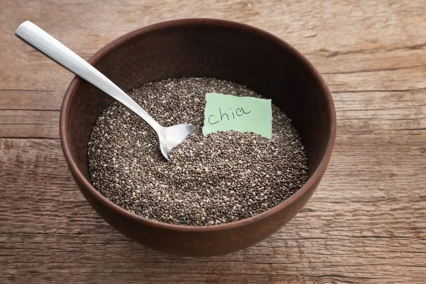 Shot matinal para eliminar a pochete e emagrecer: veja receita com chia e benefícios