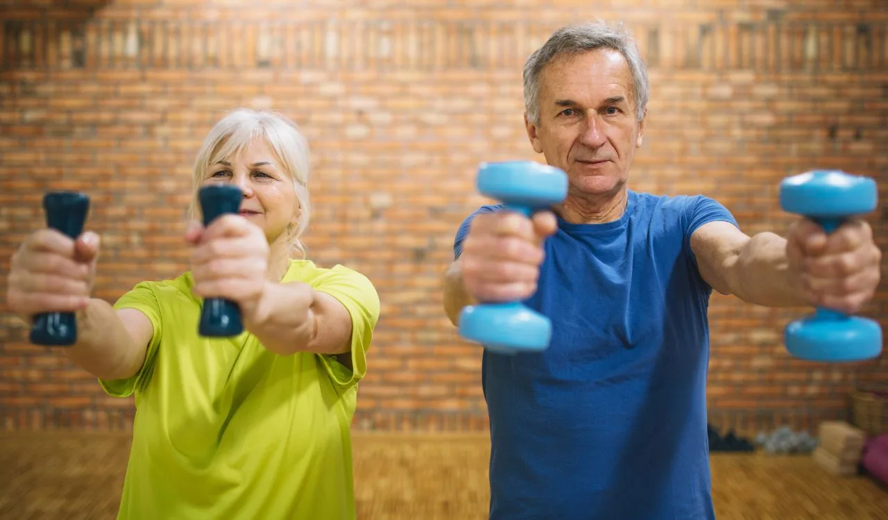 Musculação reduz depressão em idosos: guia de treino ideal