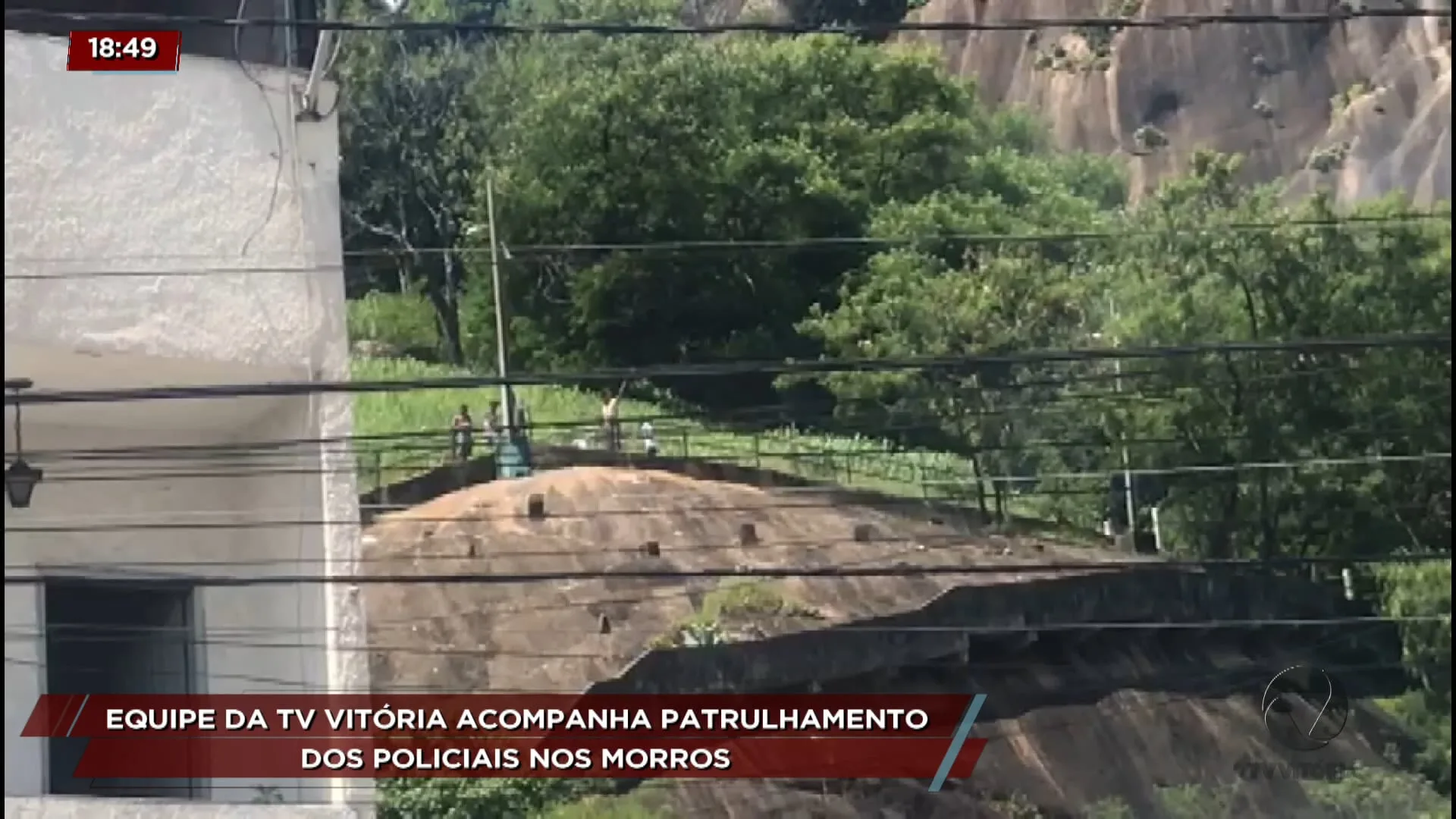 Equipe da TV Vitória acompanha o patrulhamento dos policiais nos morros