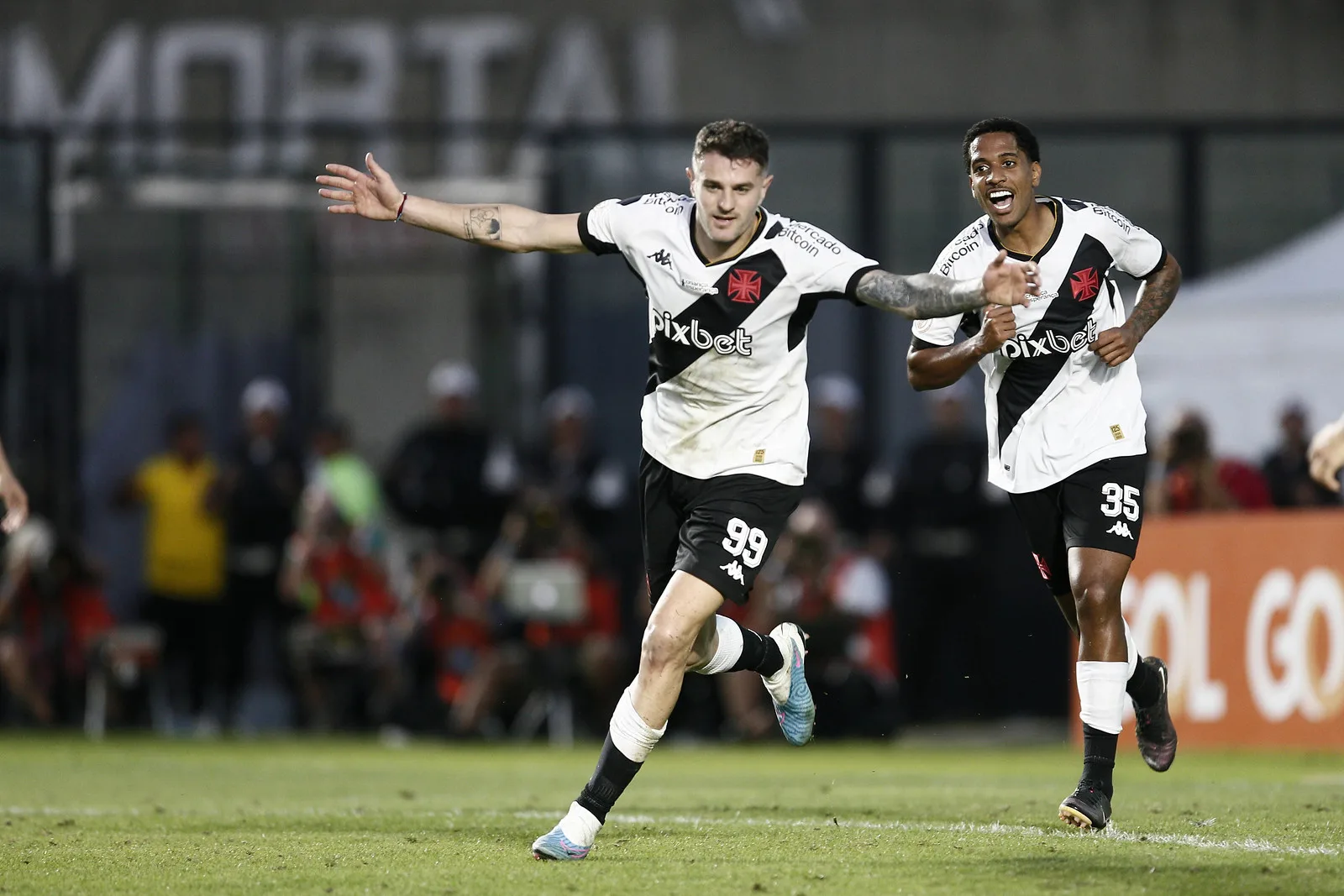 Estreante Vegetti marca, Vasco derrota o Grêmio em casa e acaba com jejuns no Brasileirão