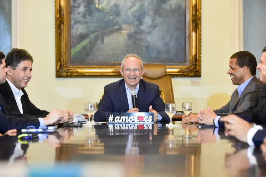 governador anunciando a ZFM em Cariacica