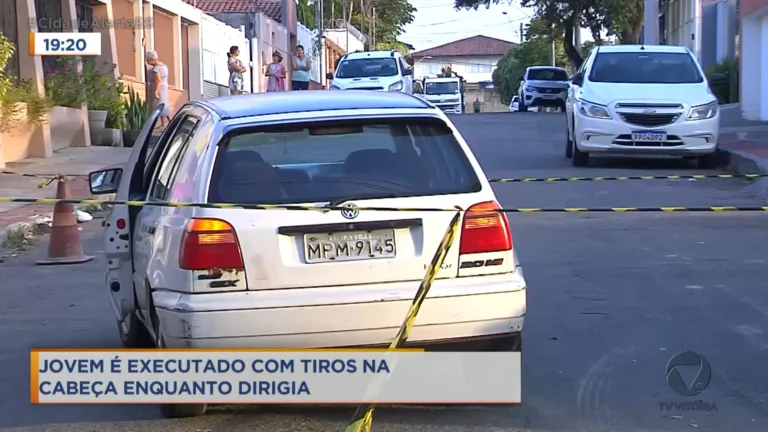 Jovem é executado com tiros na cabeça enquanto dirigia