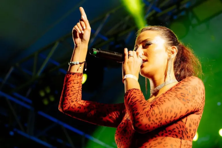 Gabriela Brown faz show em tributo a Rita Lee neste sábado no ES