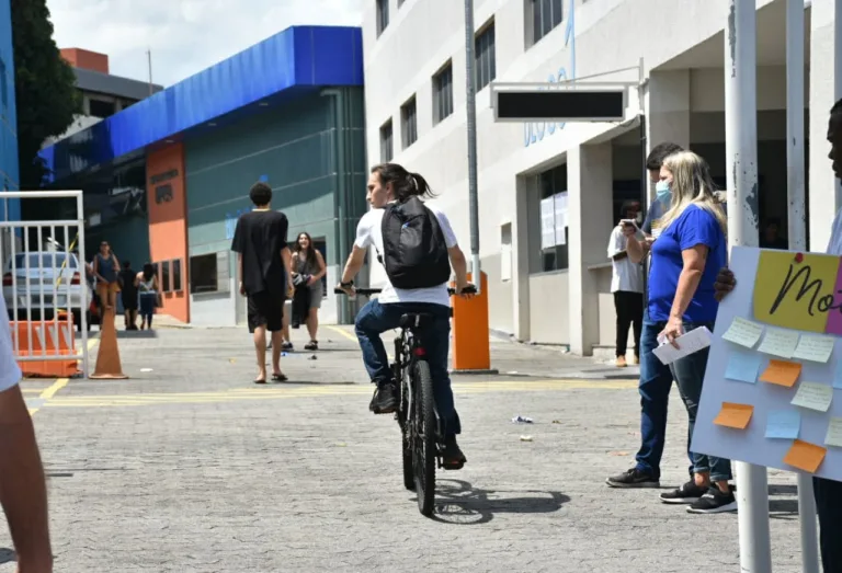 Enem 2022: desespero faz aluno entrar de bicicleta para fazer prova em Vitória