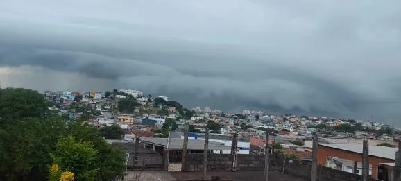 VÍDEO | "Nuvem prateleira": entenda fenômeno que assustou moradores de Vila Velha