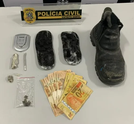 Suspeitos vendem drogas em formato de palmilha de tênis na tentativa de burlar ação da policia