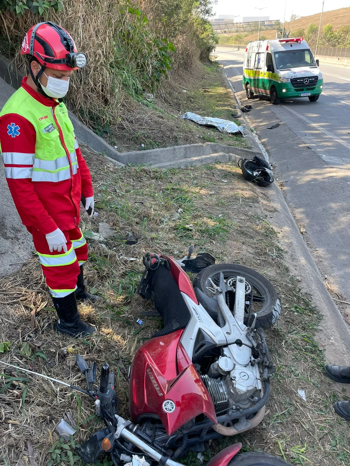 Homem perde o controle de motocicleta e morre na BR-101, em Cariacica