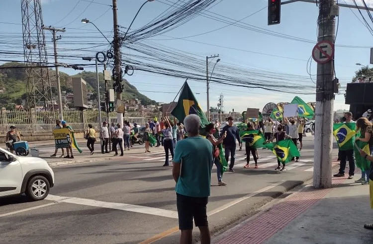 VÍDEO | Protesto e 'panelaço' são registrados na Grande Vitória após anúncio de novas restrições