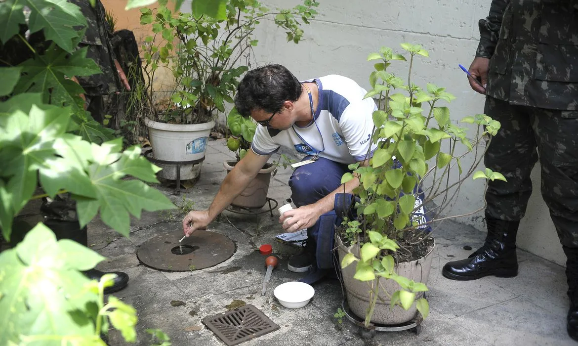 Rio de Janeiro – Militares das Forças Armadas, acompanhados de agentes de saúde, visitam residências para inspecionar possíveis focos de proliferação do mosquito Aedes aegypti na Tijuca (Tomaz Silva/Agência Brasil)